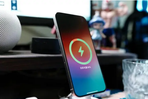 浦口苹果15换屏服务分享用什么充电器给iPhone15充电更好 